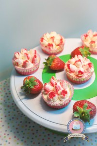 Kuchenkönigin Erdbeer-Sahne Cupcakes Rezept Frühling Tulpen Puddingscreme Vanille Backen
