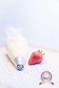 Kuchenkönigin Buttercreme Erdbeer-Sahne Cupcakes Rezept Frühling Tulpen Puddingscreme Vanille Backen