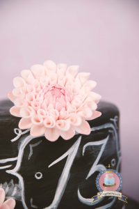 Kuchenkönigin Chalkboard Wedding Cake Hochzeit Torte Kreidetafel 13 Dahlie Fondant Schwarz Rosa Rose Tutorial Anleitung Blüten Zuckerblüten Vintage