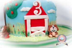 Kuchenkönigin Bauernhof Traktor Torte Motivtorte Rot Fondant Tiere Gumpaste Sugarpaste Cake Torte Birthday Kinder Junge Boy Geburtstag Farm Animals