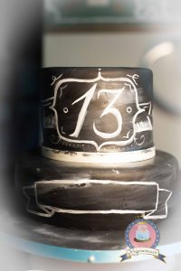 Kuchenkönigin Vintage Chabby Chic Chalkboard Wedding Hochzeit Torte Hochzeitstorte Cake Decorating Dahlien Tafelkreide Fondant Zuckerblüten Salted Caramel Laktosefrei Minus-L